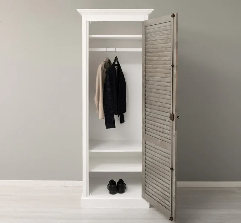 Abschließbarer Kleiderschrank aus Massivholz mit Lamellentür