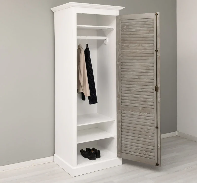 Abschließbarer Kleiderschrank aus Massivholz mit Lamellentür
