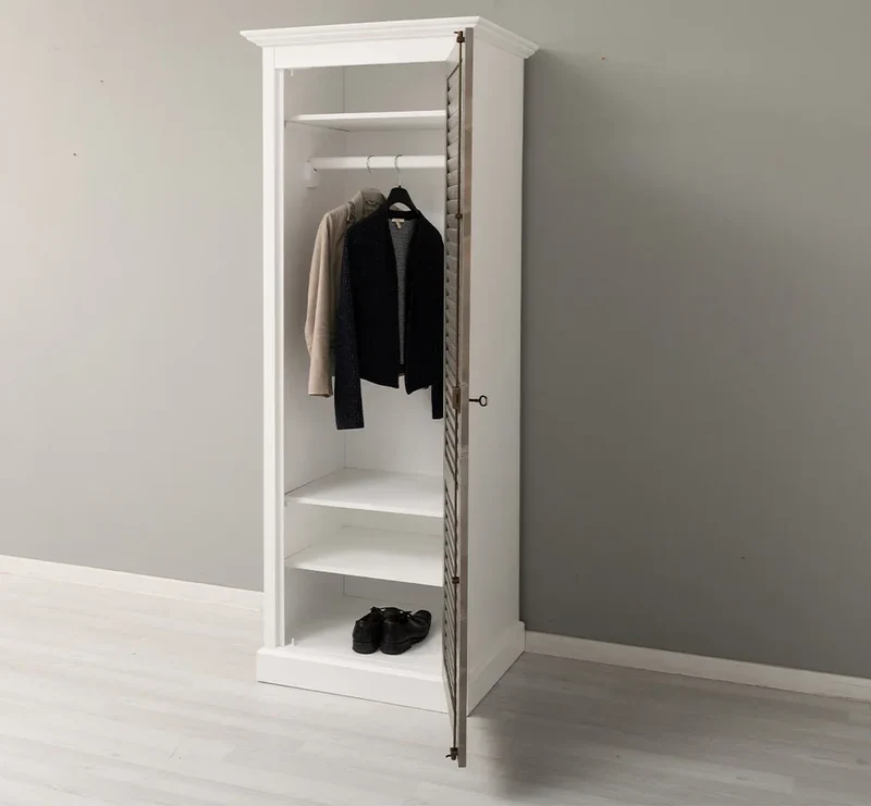 Abschließbarer Kleiderschrank aus Massivholz mit Lamellentür