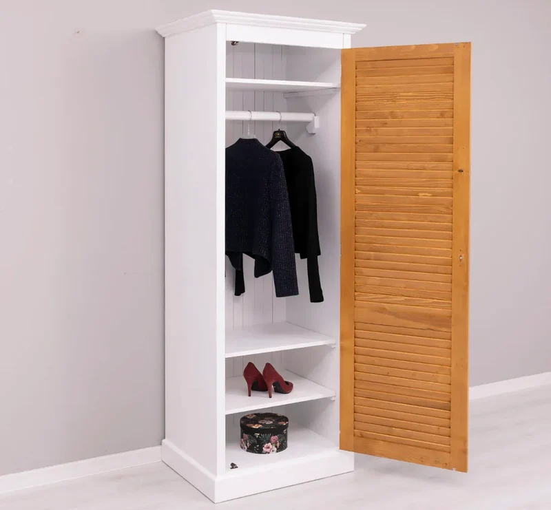 Abschließbarer Kleiderschrank aus Massivholz mit Lamellentür