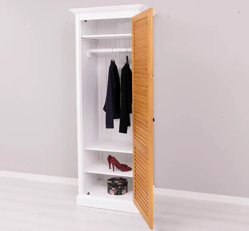 Abschließbarer Kleiderschrank aus Massivholz mit Lamellentür