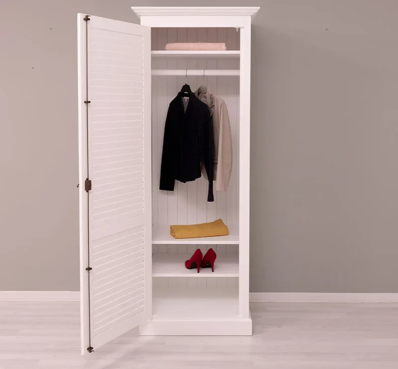 Abschließbarer Kleiderschrank aus Massivholz mit Lamellentür