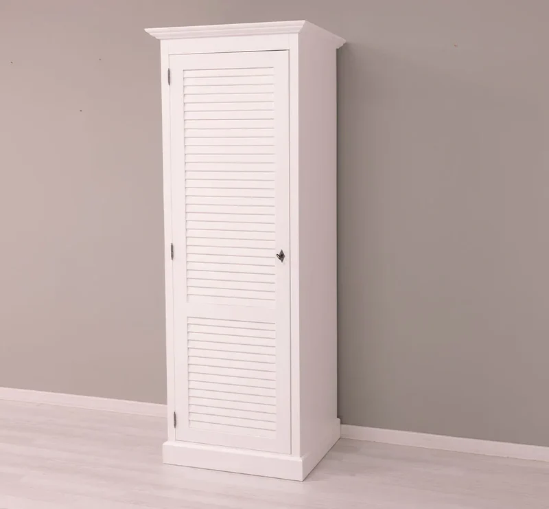 Abschließbarer Kleiderschrank aus Massivholz mit Lamellentür