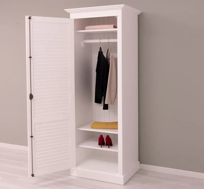 Abschließbarer Kleiderschrank aus Massivholz mit Lamellentür