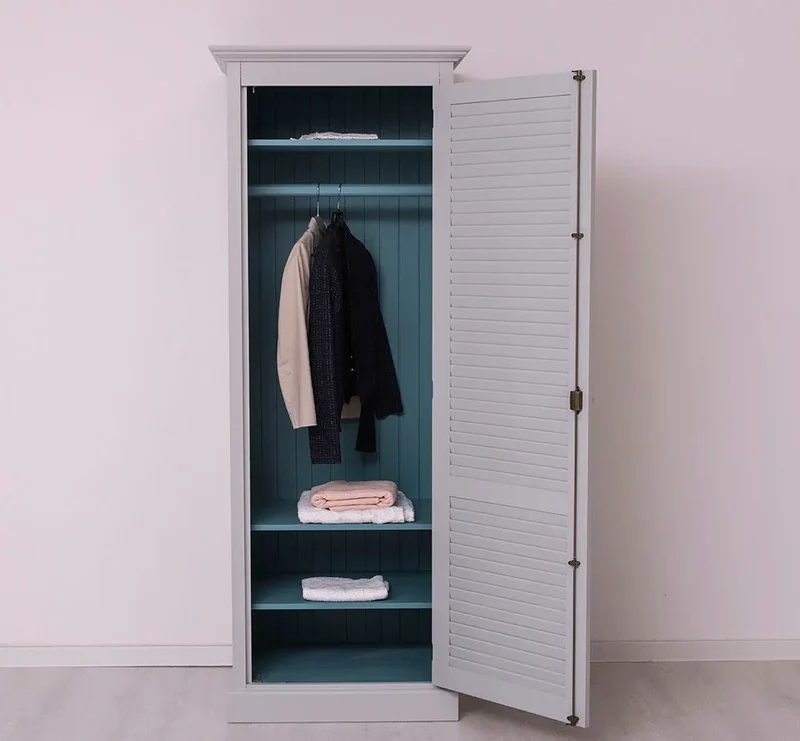 Abschließbarer Kleiderschrank aus Massivholz mit Lamellentür