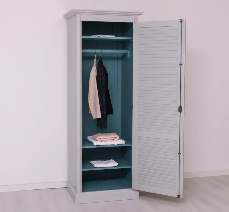 Abschließbarer Kleiderschrank aus Massivholz mit Lamellentür