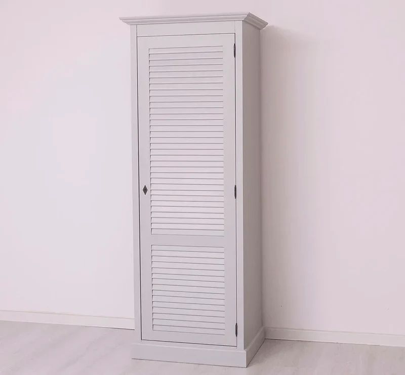 Abschließbarer Kleiderschrank aus Massivholz mit Lamellentür