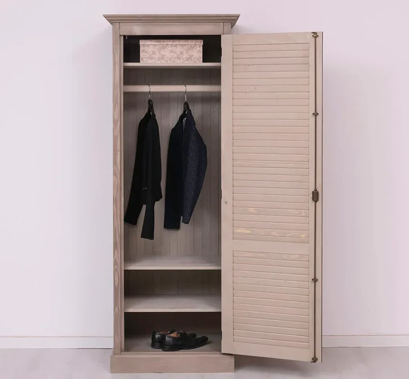Abschließbarer Kleiderschrank aus Massivholz mit Lamellentür