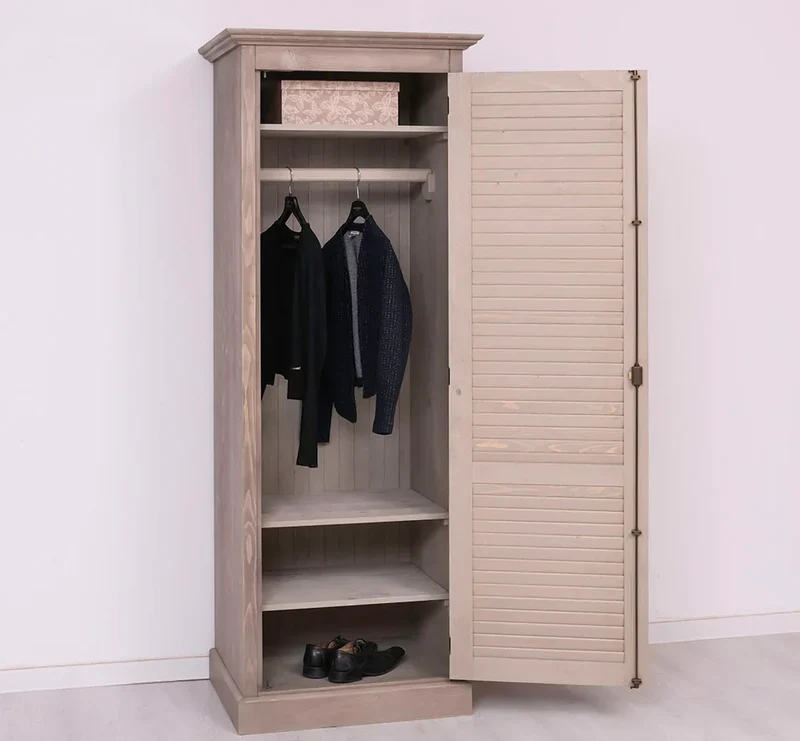 Abschließbarer Kleiderschrank aus Massivholz mit Lamellentür