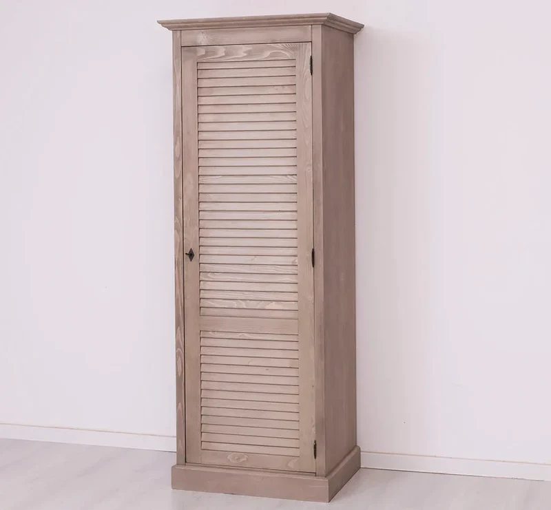 Abschließbarer Kleiderschrank aus Massivholz mit Lamellentür