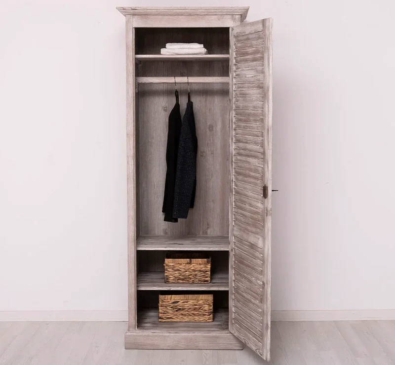 Abschließbarer Kleiderschrank aus Massivholz mit Lamellentür