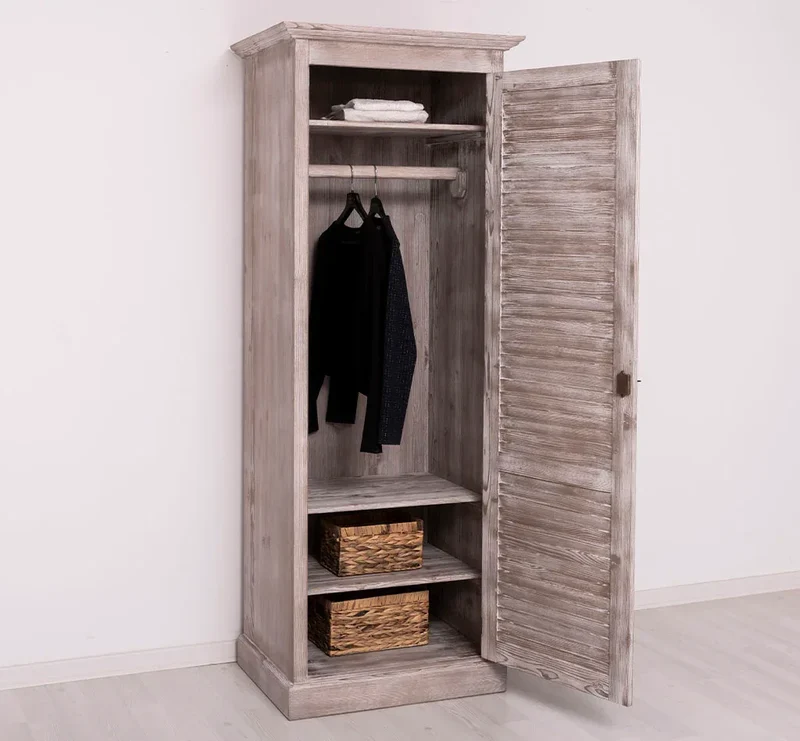 Abschließbarer Kleiderschrank aus Massivholz mit Lamellentür