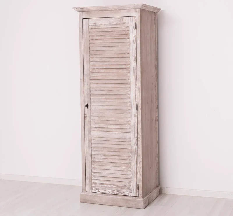 Abschließbarer Kleiderschrank aus Massivholz mit Lamellentür