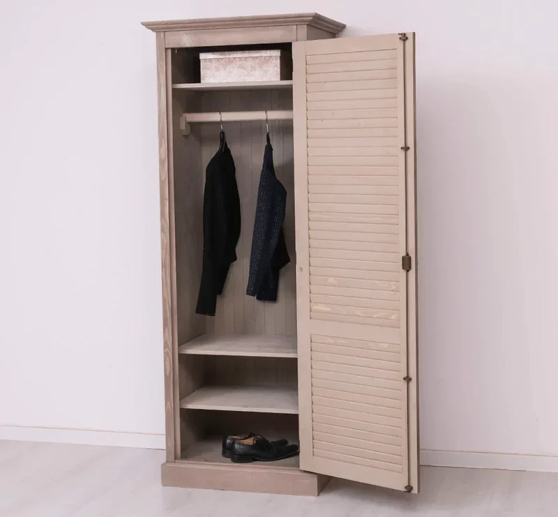 Abschließbarer Kleiderschrank aus Massivholz mit Lamellentür