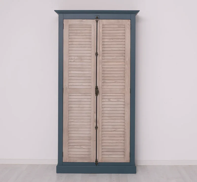 Kleiderschrank aus Massivholz mit Lamellentüren und externem Verschluss