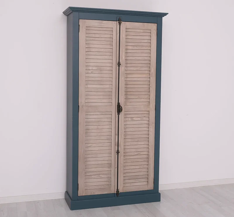 Kleiderschrank aus Massivholz mit Lamellentüren und externem Verschluss