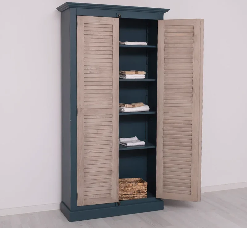 Kleiderschrank aus Massivholz mit Lamellentüren und externem Verschluss