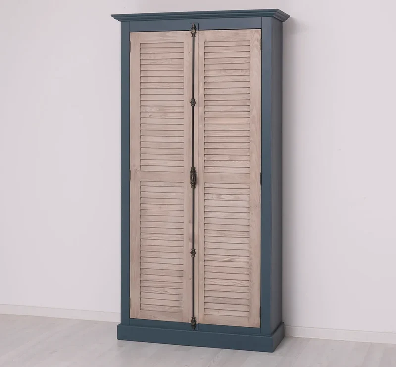 Kleiderschrank aus Massivholz mit Lamellentüren und externem Verschluss