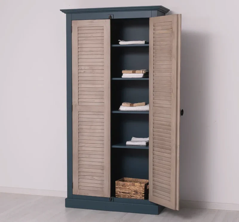 Kleiderschrank aus Massivholz mit Lamellentüren und externem Verschluss