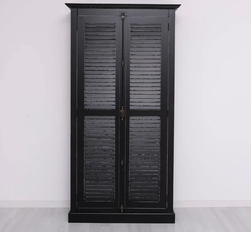 Kleiderschrank aus Massivholz mit Lamellentüren und externem Verschluss
