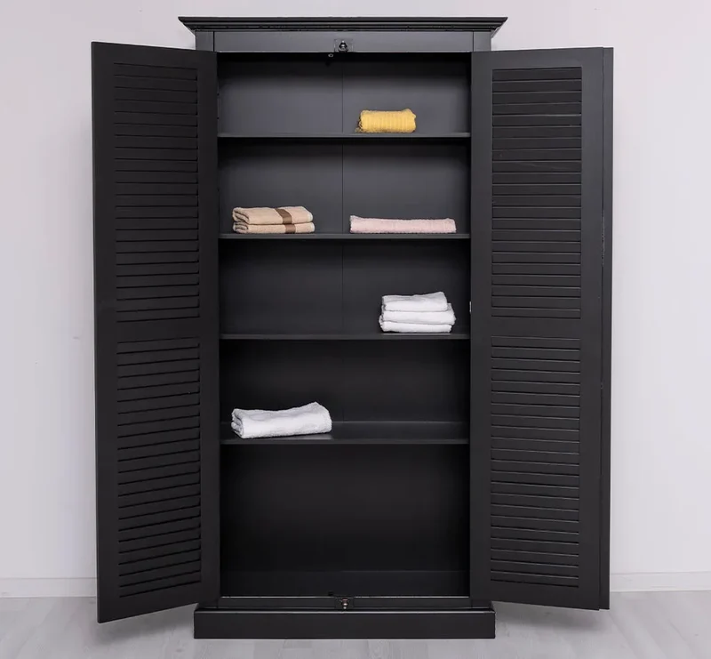 Kleiderschrank aus Massivholz mit Lamellentüren und externem Verschluss
