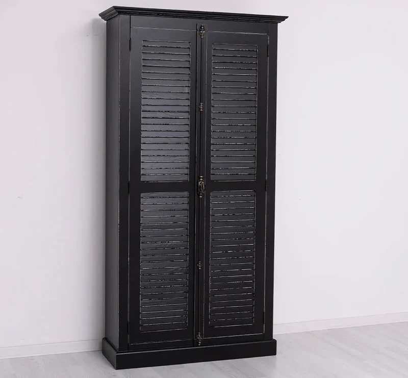 Kleiderschrank aus Massivholz mit Lamellentüren und externem Verschluss