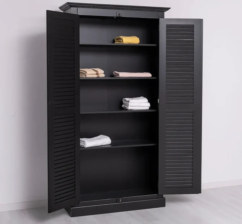 Kleiderschrank aus Massivholz mit Lamellentüren und externem Verschluss