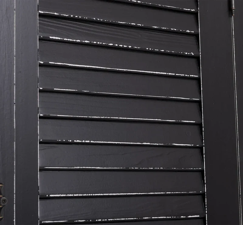 Kleiderschrank aus Massivholz mit Lamellentüren und externem Verschluss