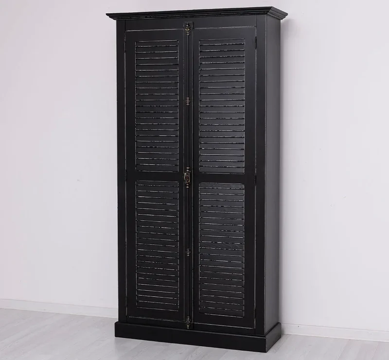 Kleiderschrank aus Massivholz mit Lamellentüren und externem Verschluss