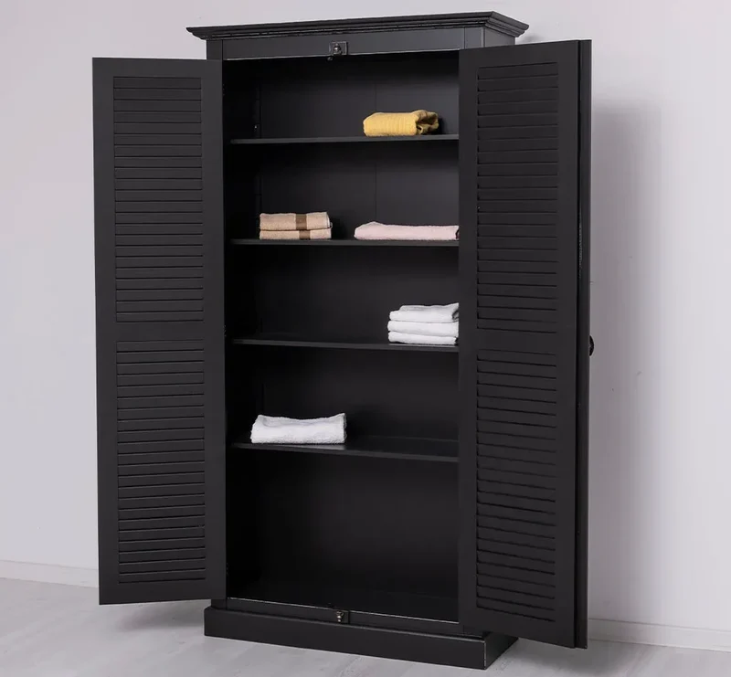 Kleiderschrank aus Massivholz mit Lamellentüren und externem Verschluss