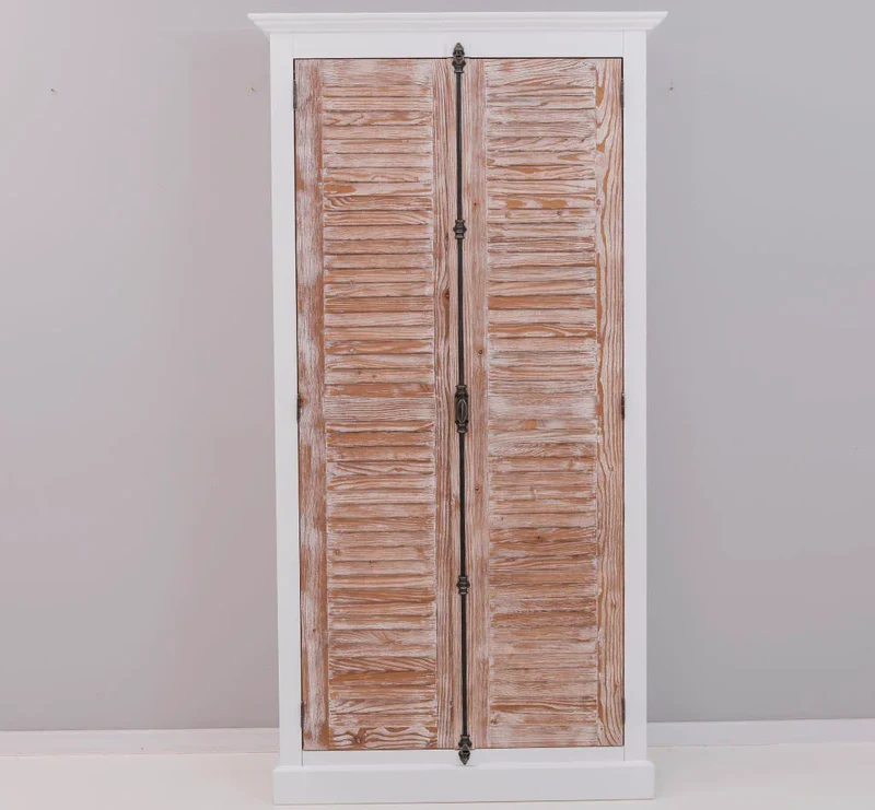 Kleiderschrank aus Massivholz mit Lamellentüren und externem Verschluss