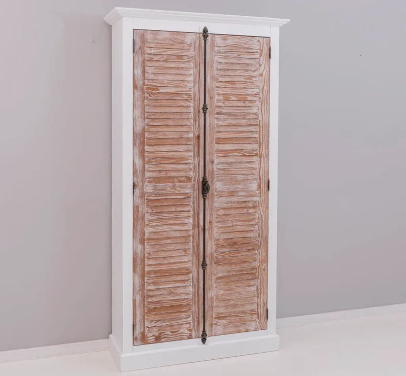 Kleiderschrank aus Massivholz mit Lamellentüren und externem Verschluss