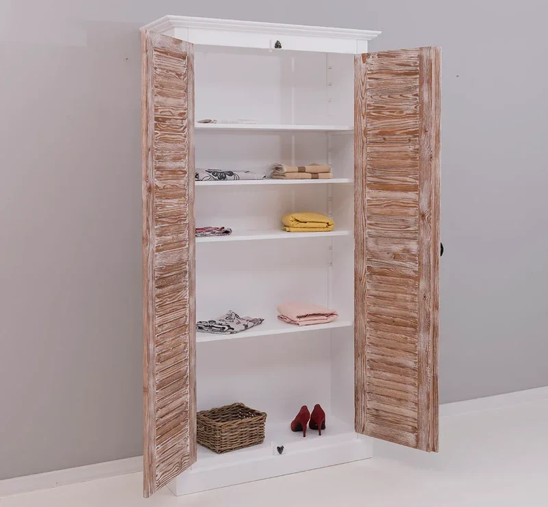 Kleiderschrank aus Massivholz mit Lamellentüren und externem Verschluss