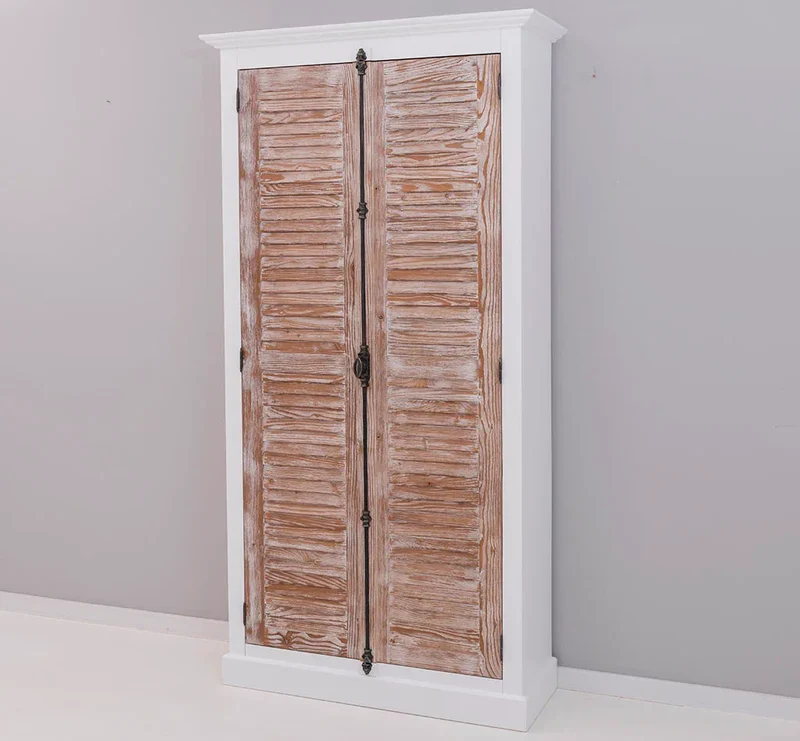 Kleiderschrank aus Massivholz mit Lamellentüren und externem Verschluss