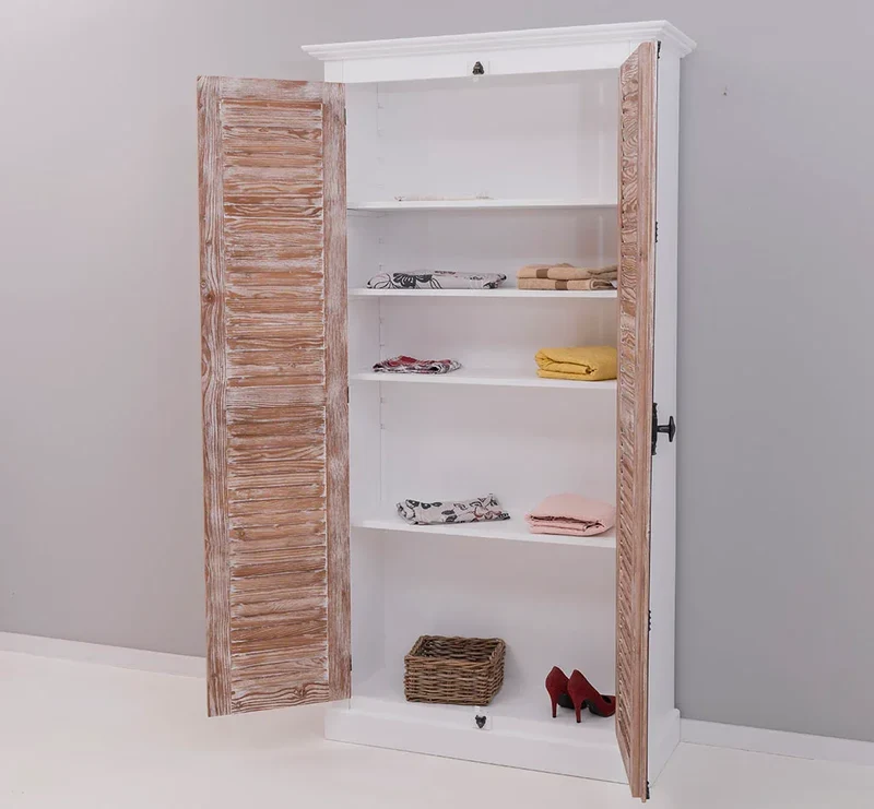 Kleiderschrank aus Massivholz mit Lamellentüren und externem Verschluss