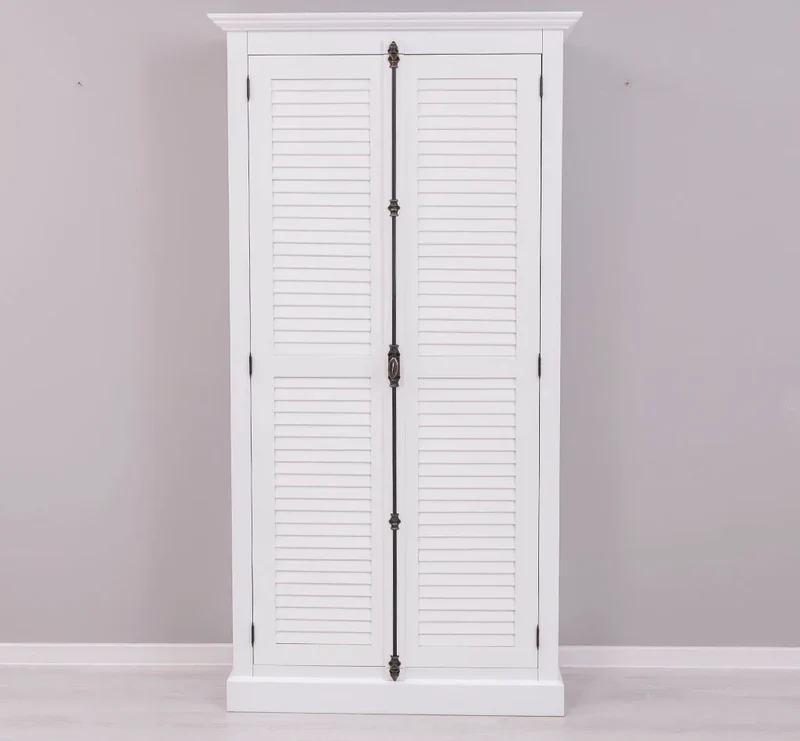 Kleiderschrank aus Massivholz mit Lamellentüren und externem Verschluss