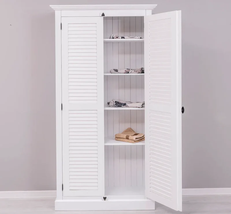 Kleiderschrank aus Massivholz mit Lamellentüren und externem Verschluss