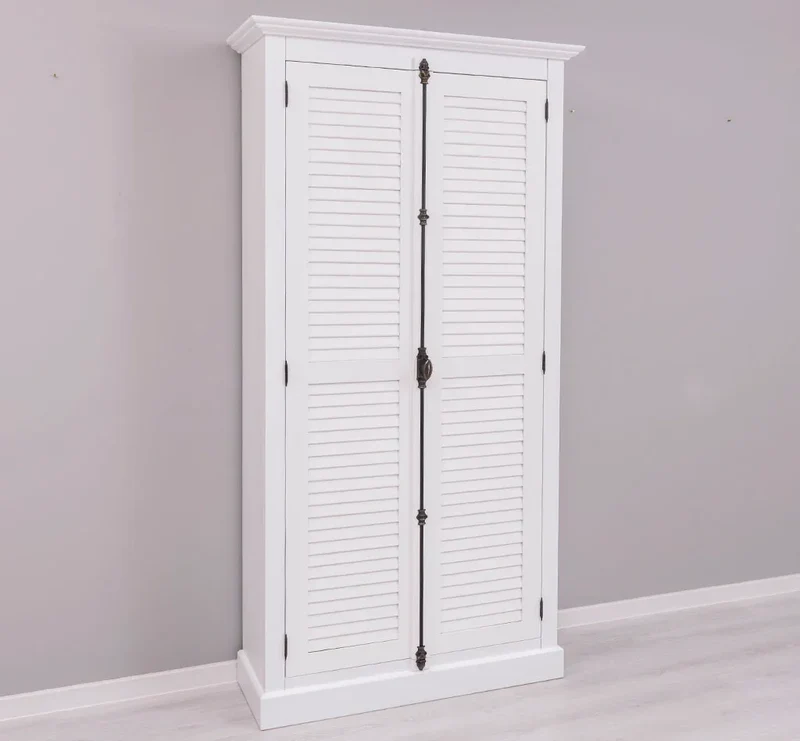 Kleiderschrank aus Massivholz mit Lamellentüren und externem Verschluss