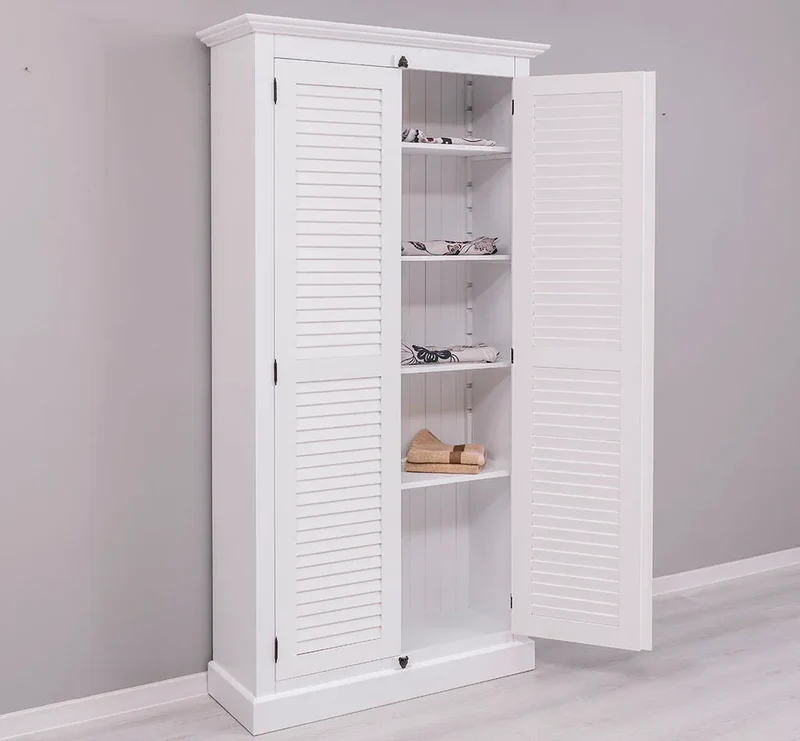 Kleiderschrank aus Massivholz mit Lamellentüren und externem Verschluss