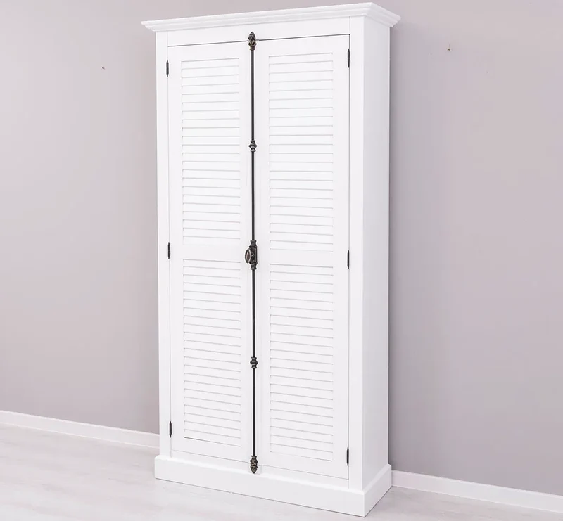Kleiderschrank aus Massivholz mit Lamellentüren und externem Verschluss