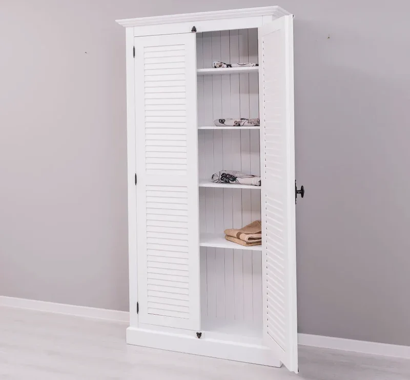 Kleiderschrank aus Massivholz mit Lamellentüren und externem Verschluss