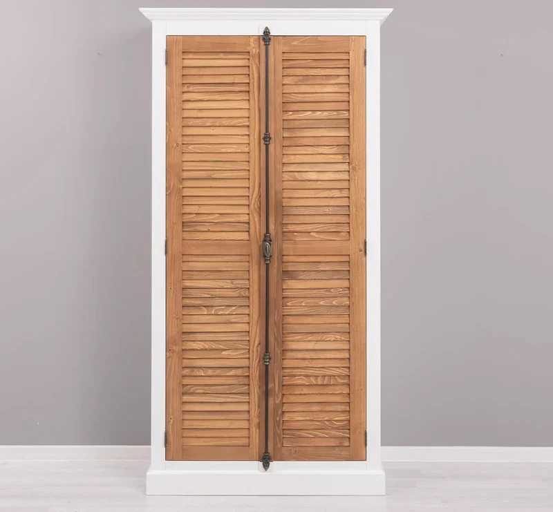Kleiderschrank aus Massivholz mit Lamellentüren und externem Verschluss