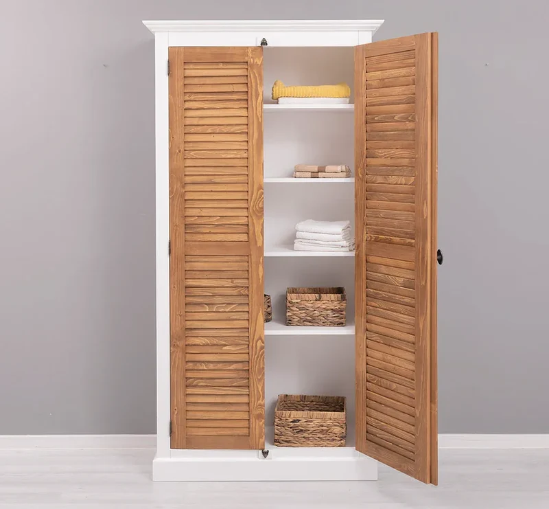 Kleiderschrank aus Massivholz mit Lamellentüren und externem Verschluss