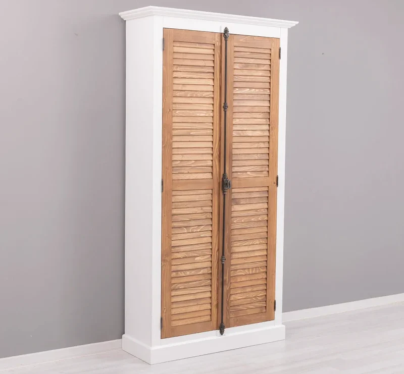 Kleiderschrank aus Massivholz mit Lamellentüren und externem Verschluss