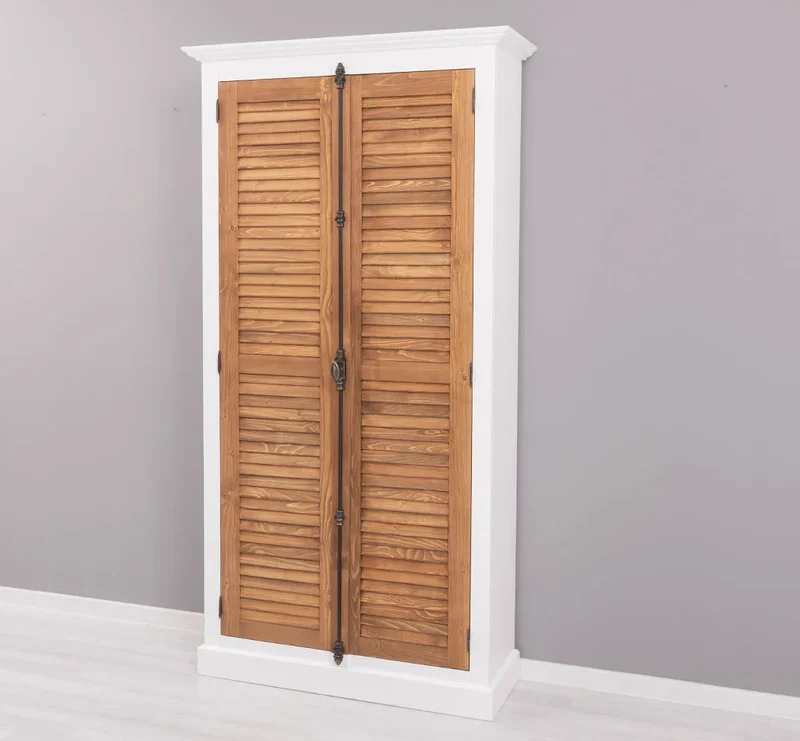Kleiderschrank aus Massivholz mit Lamellentüren und externem Verschluss