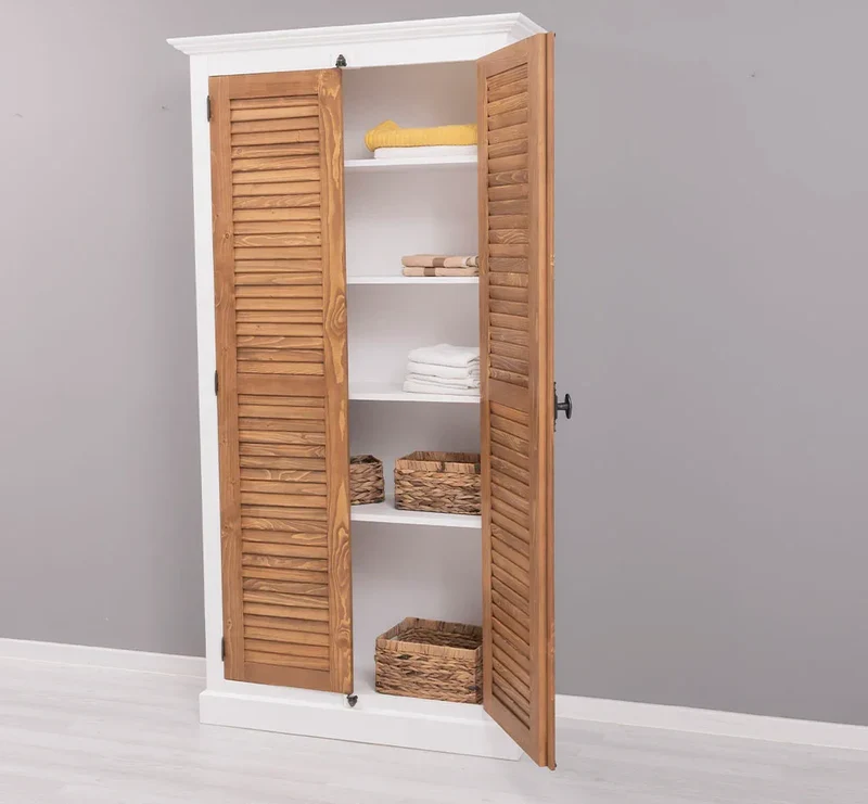 Kleiderschrank aus Massivholz mit Lamellentüren und externem Verschluss