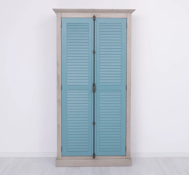 Kleiderschrank aus Massivholz mit Lamellentüren und externem Verschluss