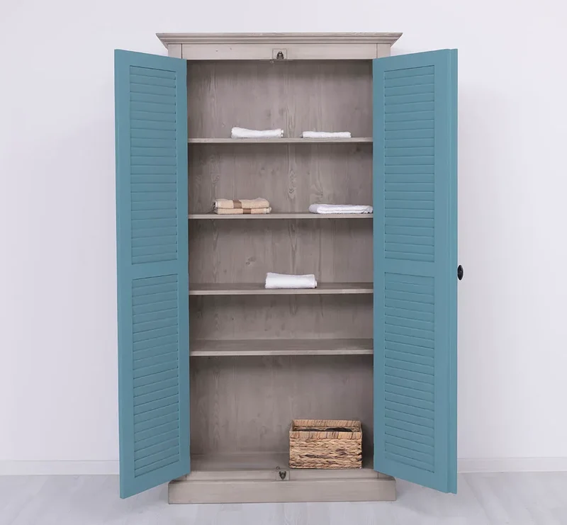 Kleiderschrank aus Massivholz mit Lamellentüren und externem Verschluss