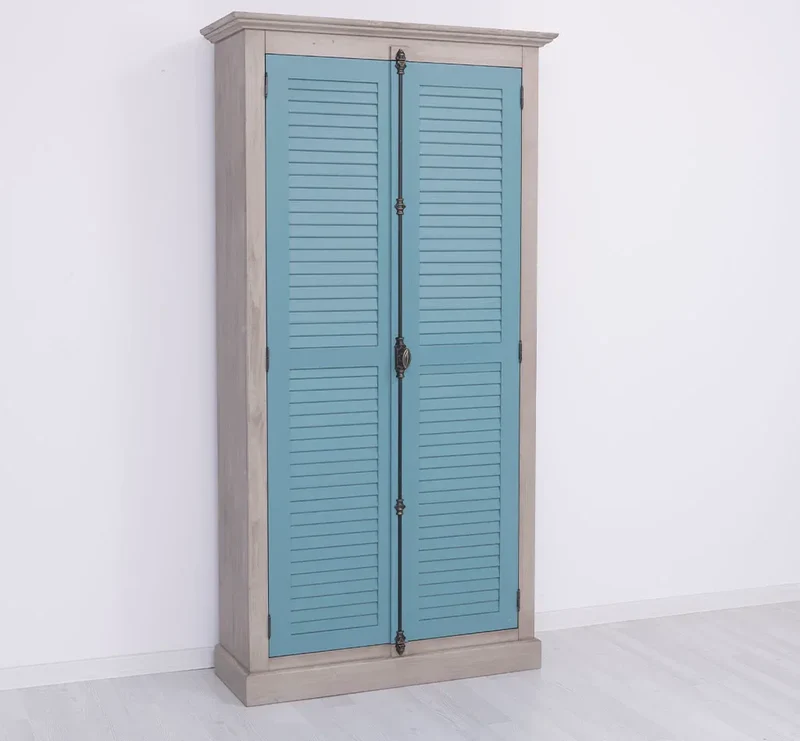 Kleiderschrank aus Massivholz mit Lamellentüren und externem Verschluss