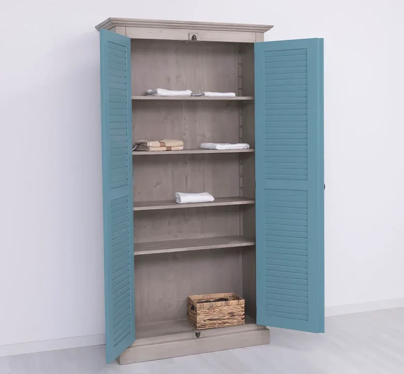 Kleiderschrank aus Massivholz mit Lamellentüren und externem Verschluss